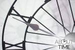 Orologio da giardino metallico a cerchio rifinito di vernice nera - 50cm (19.7") della About Time™