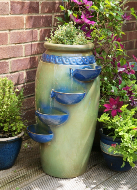 Fontana in ceramica “Dempsy” con vaso a cascata su quattro livelli – effetto terracotta