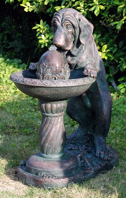 Fontana con cane che si abbevera alla fonte – in Poliresina