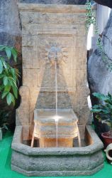 Fontana con Sole scolpito su parete – in Poliresina con effetto pietra –  Illuminazione a basso voltaggio