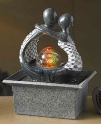 Fontana da tavolo con Coppia che si abbraccia e Sfera di cristallo –in Poliresina – Luci a LED