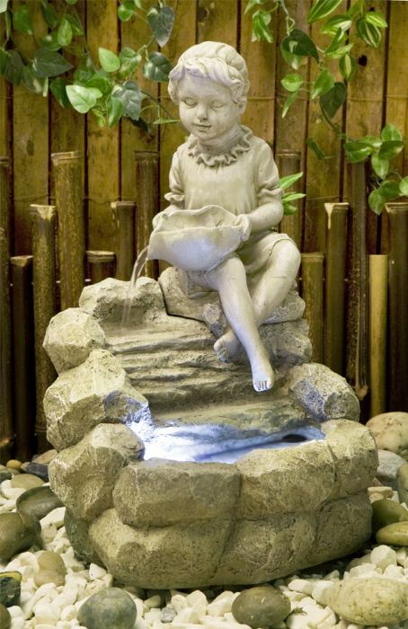 Fontana illuminata con bambina