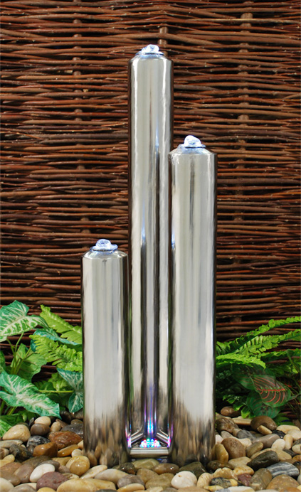Fontana in acciaio inox lucidato a tre tubi 85cm/65cm con luci (completa tubi + base)